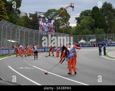 Melbourne, Australia. 15 marzo 2025. Motorsport: Campionato del mondo di formula 1, Gran Premio d'Australia, qualifiche dei marescialli sgomberare la pista dalle pietre. Crediti: Hasan Bratic/dpa/Alamy Live News Foto Stock