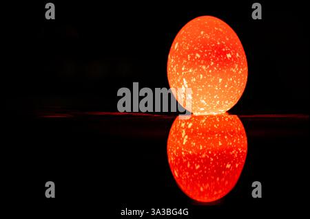 Nowruz. Festival di Primavera Cinese. Pasqua ebraica. Pagano. Uovo di pasqua colorato e luminoso. Sfondo nero con uovo di pasqua. 20 Foto Stock