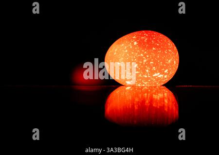 Nowruz. Festival di Primavera Cinese. Pasqua ebraica. Pagano. Uovo di pasqua colorato e luminoso. Sfondo nero con uovo di pasqua. 20 Foto Stock