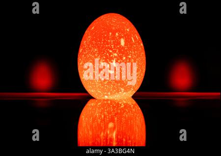 Nowruz. Festival di Primavera Cinese. Pasqua ebraica. Pagano. Uovo di pasqua colorato e luminoso. Sfondo nero con uovo di pasqua. 20 Foto Stock