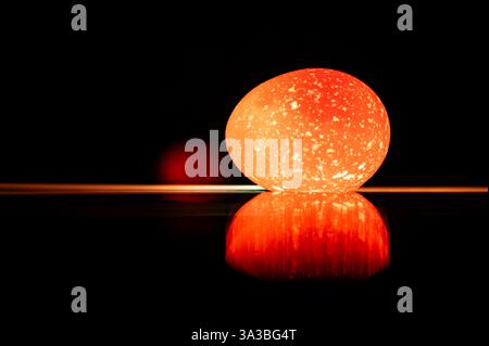 Nowruz. Festival di Primavera Cinese. Pasqua ebraica. Pagano. Uovo di pasqua colorato e luminoso. Sfondo nero con uovo di pasqua. 20 Foto Stock