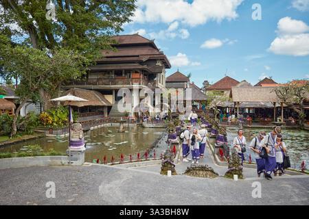 I turisti che indossano sarong visitano il Palazzo dell'acqua di Ubud al Tempio di Saraswati (pura Taman Saraswati) a Ubud, Bali, Indonesia. Foto Stock
