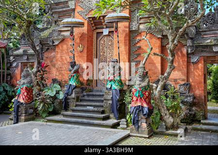 Statue in pietra finemente intagliate nel cortile di Puri Saren Agung, noto anche come Palazzo di Ubud. Ubud, Bali, Indonesia. Foto Stock