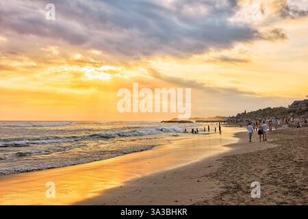 Tramonto colorato alla spiaggia di Canggu. Canggu, Bali, Indonesia. Foto Stock