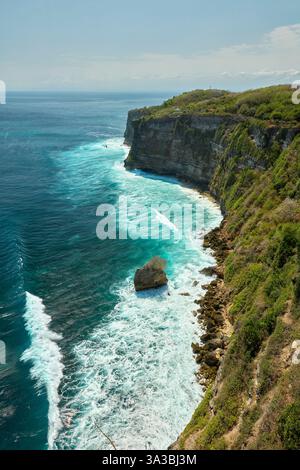 Vista sopraelevata delle iconiche scogliere di Uluwatu al Tempio di Uluwatu. Penisola di Bukit, Bali, Indonesia. Foto Stock