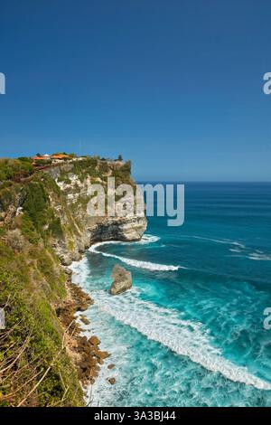 Vista sopraelevata delle iconiche scogliere di Uluwatu al Tempio di Uluwatu. Penisola di Bukit, Bali, Indonesia. Foto Stock