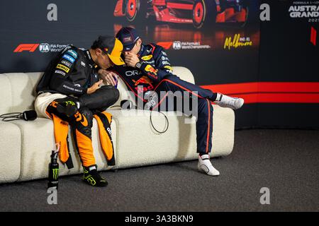 Melbourne, Australia. 15 marzo 2025. LANDO NORRIS (GBR) di McLaren Racing #4 e MAX VERSTAPPEN (NED) di Oracle Red Bull Racing #1durante la FORMULA 1 LOUIS VUITTON AUSTRALIAN GRAND PRIX 2025 all'Albert Park Circuit di Melbourne, Australia il 15 marzo 2025 Credit: Antoine Lapeyre/Every Second Media Credit: Every Second Media/Alamy Live News Foto Stock