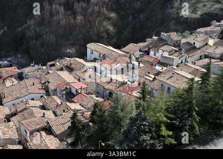 Roccamandolfi - tetti del borgo dalla strada per il castello Foto Stock