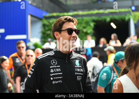 MELBOURNE, AUSTRALIA 15 marzo 2025. Nella foto: Il pilota Mercedes di Formula 1 George Russell (GBR) entra nel paddock durante l'Australian Round del Campionato del mondo di Formula 1 2025. Karl Phillipson / Alamy Live News Foto Stock