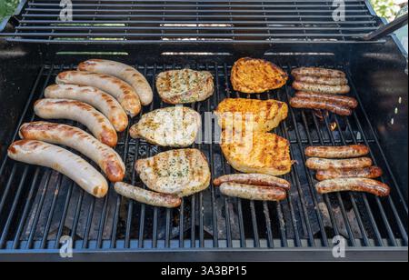 Barbecue grill barbecue a gas propano grill. bistecche salsicce bratwurst pasto a base di carne Foto Stock
