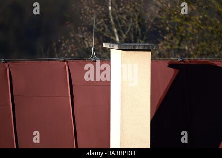 Camino costruito in mattoni gialli sul tetto con tecnologia classica Foto Stock