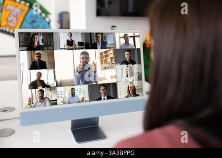Dipendente donna che utilizza lo schermo del computer per la videoconferenza Foto Stock
