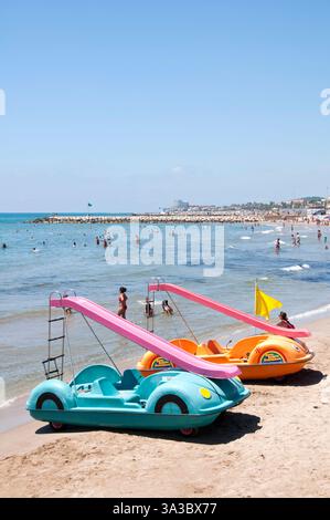 Pedalò sulla spiaggia, splendida giornata estiva a Playa del Estañol, Sitges, Costa del Garraf, Barcellona, Spagna Foto Stock