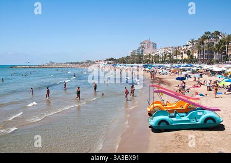 Pedalò sulla spiaggia, splendida giornata estiva a Playa del Estañol, Sitges, Costa del Garraf, Barcellona, Spagna Foto Stock