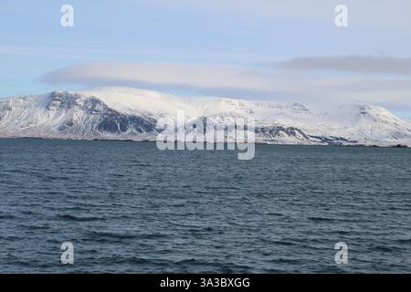 Paesaggio marino e montagna sullo sfondo di Reykjavik, Islanda Foto Stock