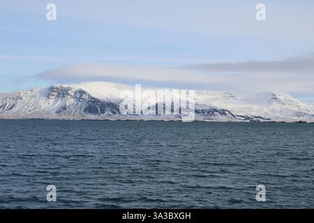 Paesaggio marino e montagna sullo sfondo di Reykjavik, Islanda Foto Stock