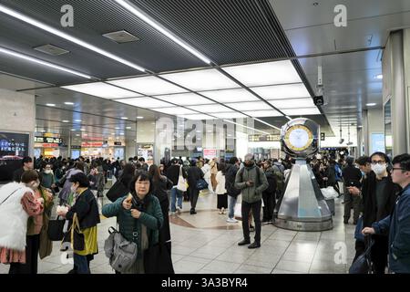 Il 1° marzo 2025, la folla mattutina è alla stazione di Nagoya nel quartiere di Nakamura, nella città di Nagoya, nella prefettura di Aichi Foto Stock