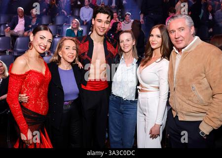 Tänzerin Ekaterina Leonova, Franjos Mutter Elke Pooth, Golfprofi Diego Pooth, Gast, Model Louisa Büscher und Unternehmer Franjo Pooth bei der 18. Staffel der RTL-Tanzshow consente di ballare al coloneum. Köln, 14.03.2025 NRW Deutschland *** Dancer Ekaterina Leonova, Franjos madre Elke Pooth, golf pro Diego Pooth, ospite, modella Louisa Büscher e imprenditore Franjo Pooth alla diciottesima stagione dello spettacolo di danza RTL Lets Dance al Coloneum Cologne, 14 03 2025 NRW Germania Copyright: XChristophxHardtx Foto Stock