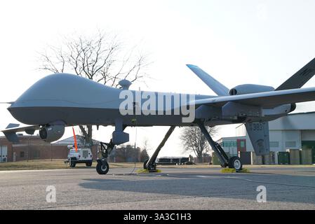 I controlli di sicurezza vengono eseguiti su un mq-9 Reaper pilotato a distanza mentre si prepara al decollo, durante l'esercizio Advanced Wrath, 13 marzo 2025. Avanzate Foto Stock