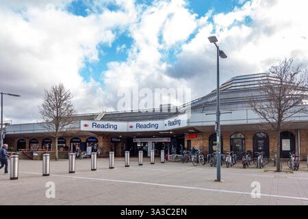 Vista sul fronte della stazione ferroviaria di Reading con una linea di dissuasori davanti. Foto Stock