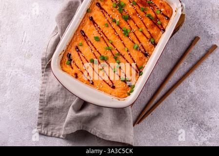 Torta di sushi al forno con bastoncini di surimi di granchio Foto Stock