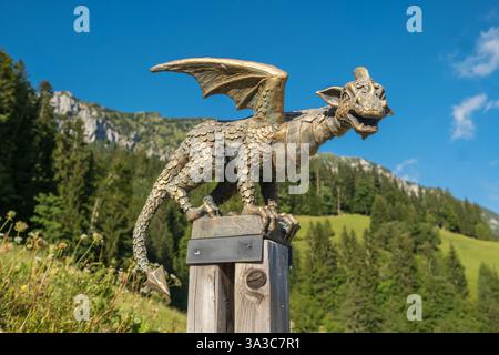 Statua in bronzo del drago Lintver in una valle del Logar in Slovenia Foto Stock