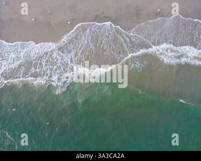 Vista dall'alto dell'oceano costiero e della spiaggia, con maree e onde Foto Stock