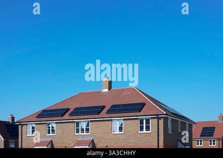 Primo piano sullo sviluppo di nuove abitazioni, compresi i pannelli a energia solare sul tetto Foto Stock