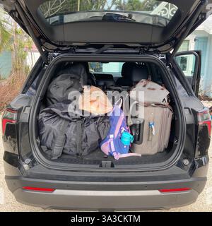 Un'auto è completamente attrezzata per un viaggio di vacanza. Foto Stock