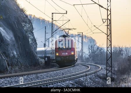 Geislinger Steige, linea ferroviaria della ferrovia Filstallinie all'alba. ALB ascesa all'Alb Svevo. Intercity delle Ferrovie federali austriache OEBB. G Foto Stock