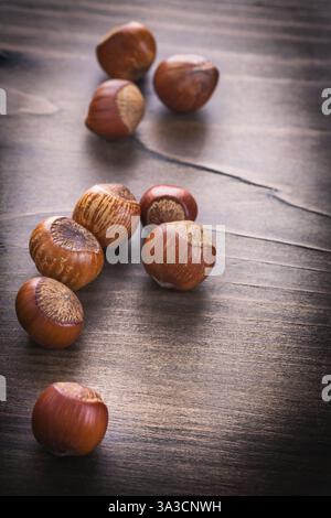 Vista verticale delle nocciole su tavola di legno vintage con cibo e bevande Foto Stock