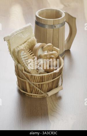 Secchio in legno con tazza Foto Stock