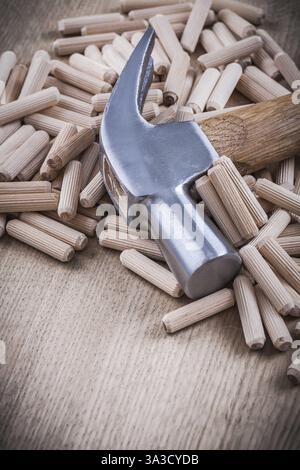 Concetto di costruzione in versione verticale di tasselli per la lavorazione del legno e martello a baionetta Foto Stock