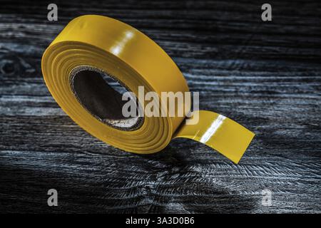 Nastro isolante giallo su pannelli in legno vintage Foto Stock