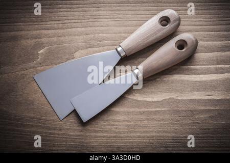 Due coltelli per stucco con maniglie in legno Foto Stock