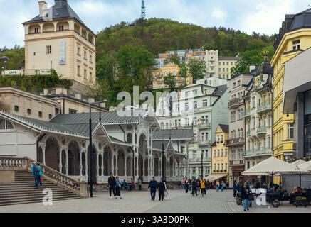 La storica città termale di Karlovy Vary, Repubblica Ceca, presenta la sua affascinante miscela di architettura colorata, colonnati ornati e un'atmosfera vibrante, rendendola una delle principali destinazioni di viaggio europee. Foto Stock