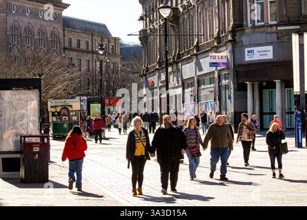 Dundee, Tayside, Scozia, Regno Unito. 15 marzo 2025. Meteo nel Regno Unito: Il sole caldo e luminoso di marzo ha incoraggiato le persone a uscire nel centro di Dundee per fare shopping nel fine settimana e approfittare del meraviglioso clima primaverile. Crediti: Dundee Photographics/Alamy Live News Foto Stock