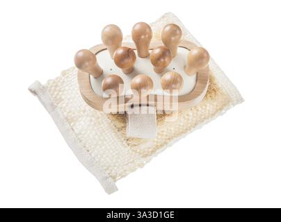 Panno massaggiatore in legno isolato su bianco Foto Stock