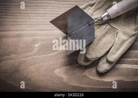 Guanti da lavoro e forchetta angolare Foto Stock