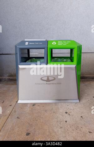 Buenos Aires, Argentina - 10 gennaio 2025: Contenitori per lo smaltimento dei rifiuti presso l'aeroporto in Argentina. Foto Stock