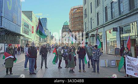 Glasgow, Scozia, Regno Unito. 15 marzo 2025. La protesta settimanale di gaza a Barclays su argyle Street è stata accompagnata da una protesta silenziosa per gaza fuori dalla galleria d'arte moderna da parte delle donne in nero. Credit Gerard Ferry/Alamy Live News Foto Stock