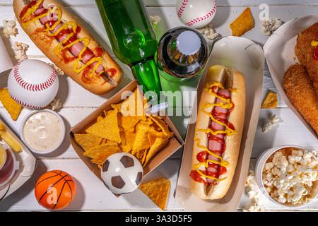 Piatti tradizionali dello stadio e birra di sottofondo, set di vari tipi di baseball, pallacanestro, tifosi di football e spuntini dello stadio, patatine, salse, hot dog, wi-fi Foto Stock