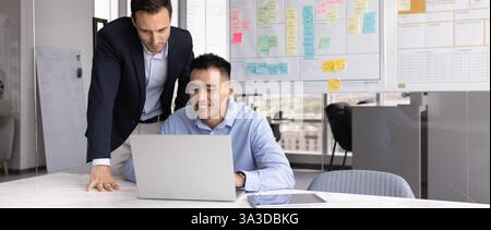 Professionisti professionisti che lavorano insieme con un notebook Foto Stock