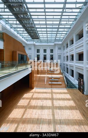 Singapore - 16 agosto 2024: Vista interna della Galleria Nazionale. La più grande collezione pubblica al mondo di Singapore e arte del sud-est asiatico Foto Stock