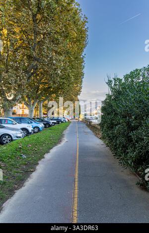 Marciapiede vicino al fiume Letimbro a Savona Foto Stock