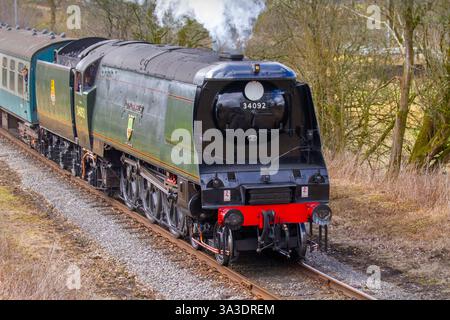 East Lancashire Railway Edenfield Regno Unito 2025 marzo 15; LNER Thompson Classe B1 61306 motore City of Wells; treni a vapore servizio trainato, Heritage Railway line in Inghilterra. Foto Stock