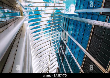 Oculus World Trade Center dall'esterno guardando dal basso a New York, NY, USA 23 luglio 2023 Foto Stock