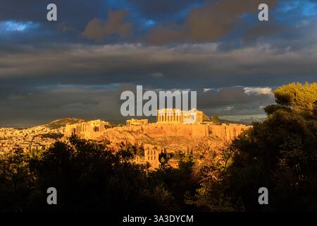 Vista del Colle dell'Acropoli, coronato dal Partenone durante l'ora d'oro serale dal Colle Filopappo ad Atene, Grecia Foto Stock