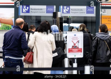 Memmingerberg, Germania. 10 marzo 2025. I viaggiatori sono in coda di fronte al controllo passaporti dopo essere arrivati all'aeroporto di Memmingen (Aeroporto Allgäu) a Memmingerberg (Baviera) nella sala degli arrivi dell'aeroporto. Il quartier generale della polizia sud/ovest della Svevia ha trasformato l'ex gruppo di polizia di frontiera di Memmingen in una stazione di polizia di frontiera indipendente. Crediti: Matthias Balk/dpa/Alamy Live News Foto Stock