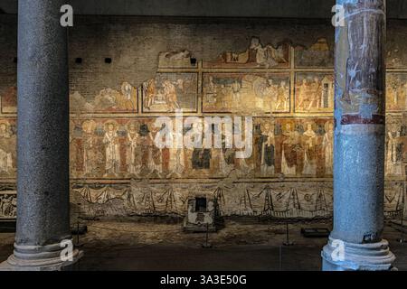 La chiesa di Santa Maria Antiqua, che conserva i dipinti murali cristiani più antichi del foro Romano, risale al V secolo. Foto scattata l'11° piano Foto Stock